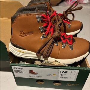 NWT Danner Women's Mountain 600 Full Grain Tan Hiking Boots Dry Waterproof